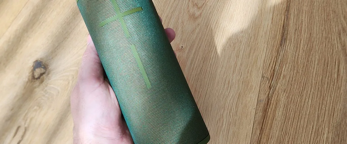 Ultimate Ears Megaboom 3 green in hand