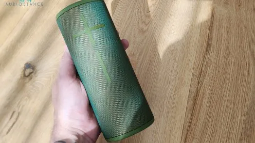 Ultimate Ears Megaboom 3 green in hand